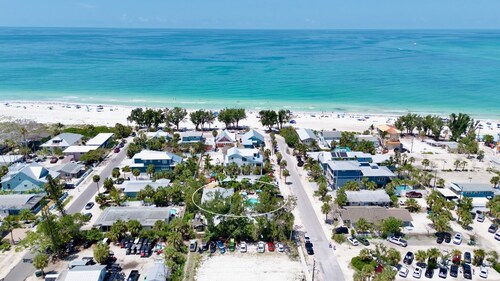Sand and Sea! Relaxing Patio, Shared Pool and Walkable Location
