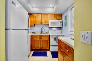 Køleskab, mikrobølgeovn, ovn, kogeplade