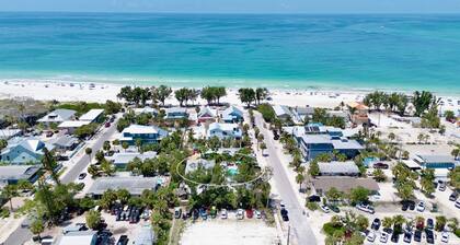 Steps to Beach and Pool! Cozy Island Flat Near Pine Ave!