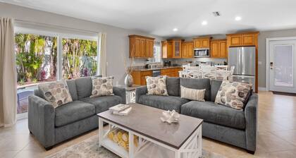 Stay at Sun Daze: Private Pool, 3 Minutes to the Beach!