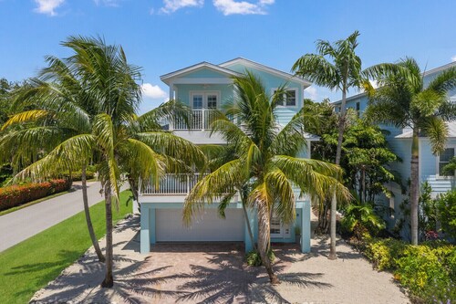Gorgeous Home with a Pool, Outdoor Lounge, and Elevator! Near Beach and Dining