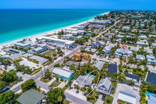 Home with Private Backyard and Heated Pool - Gulf Breeze Villa B