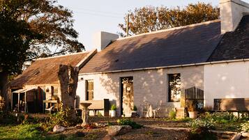 Cottage, 1 Queen Bed | Outdoor dining