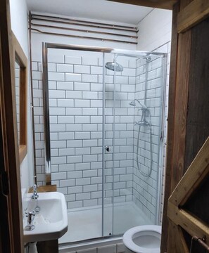 Cottage, 1 Queen Bed | Bathroom