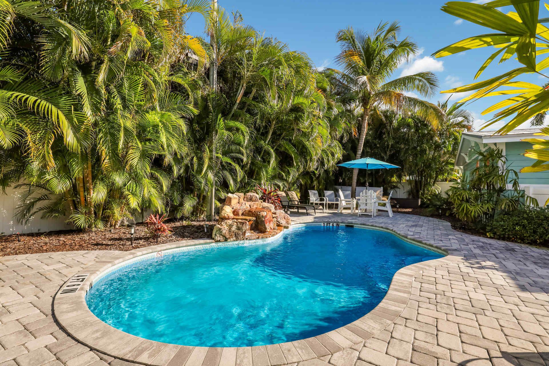 Quiet Villa, Steps to Beach, Close To Trolley Stop and Shopping!