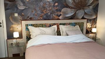 4 quartos, escrivaninha, ferros/tábuas de passar roupa