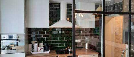 Réfrigérateur, micro-ondes, four, plaque de cuisson