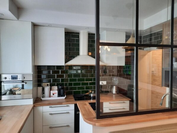 Een koelkast, een microgolfoven, een oven, een kookplaat