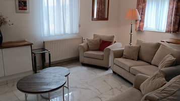 Télévision, lecteur de DVD, livres