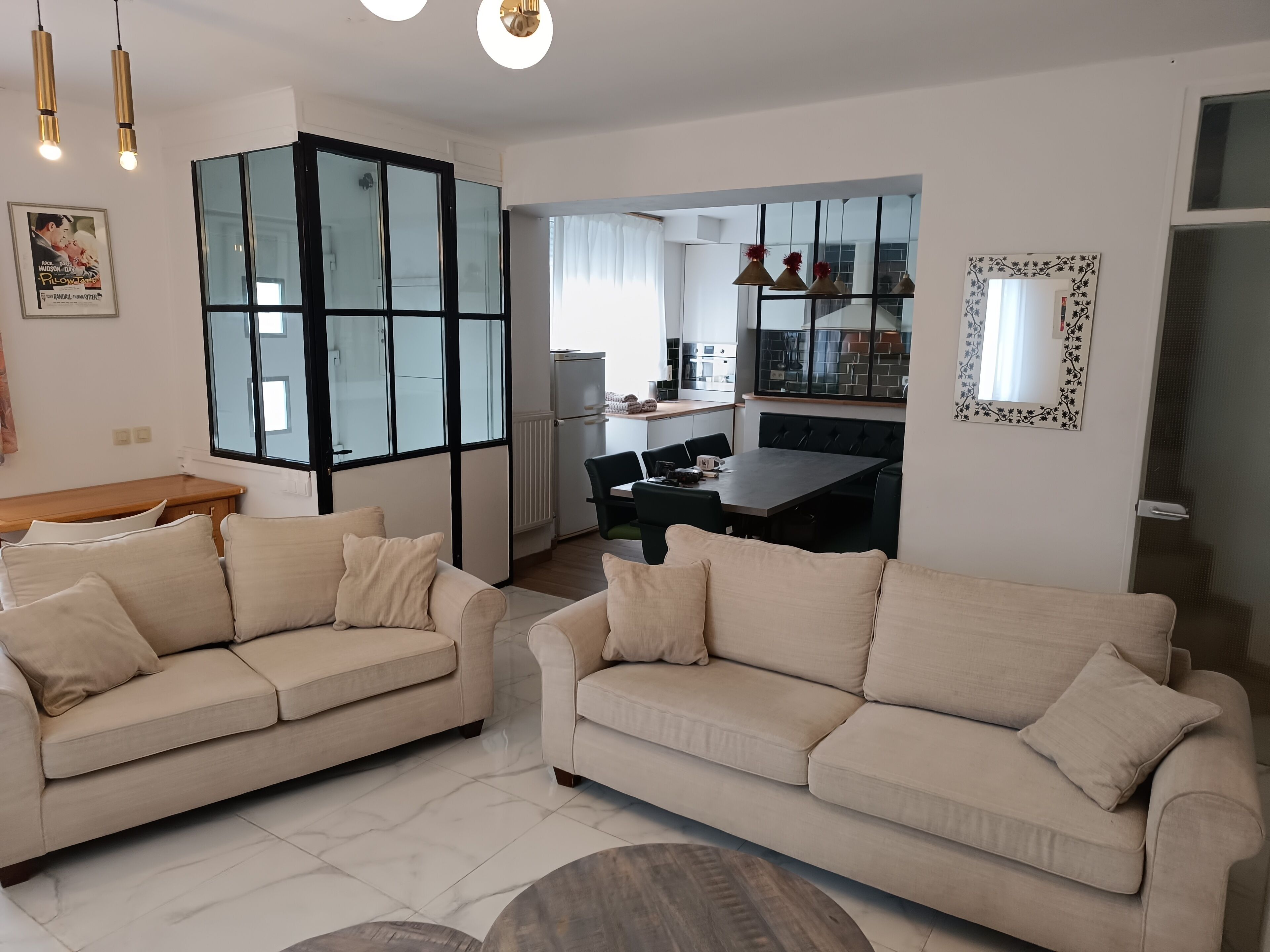 Télévision, lecteur de DVD, livres