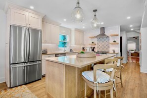 Kjøleskap, mikrobølgeovn, ovn og kokeplater