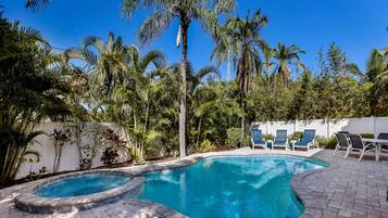 Een verwarmd zwembad