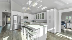 Kjøleskap, mikrobølgeovn, ovn og kokeplater