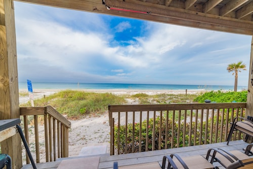 Beachfront Rental with Ocean Views, Close to Restaurants and Shopping!