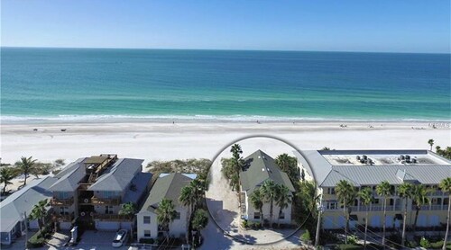 Beachfront Rental with Ocean Views, Close to Restaurants and Shopping!