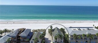 Beachfront Rental with Ocean Views, Close to Restaurants and Shopping!