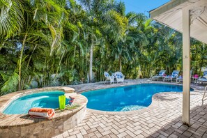 A heated pool - Beach Cottage! Walk to Dining, Shops and Island Trolley Stop (Holmes Beach)