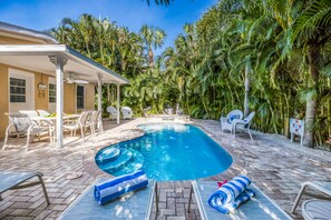 A heated pool - Beach Cottage! Walk to Dining, Shops and Island Trolley Stop (Holmes Beach)