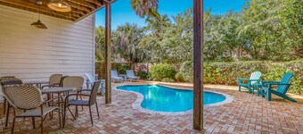 Beautiful Guest House Near the Beach with Private Pool!