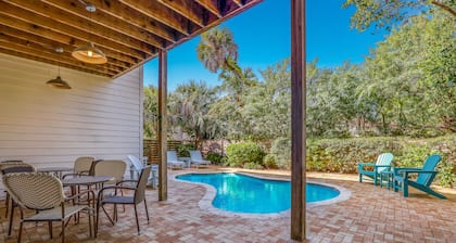 Beautiful Guest House Near the Beach with Private Pool!