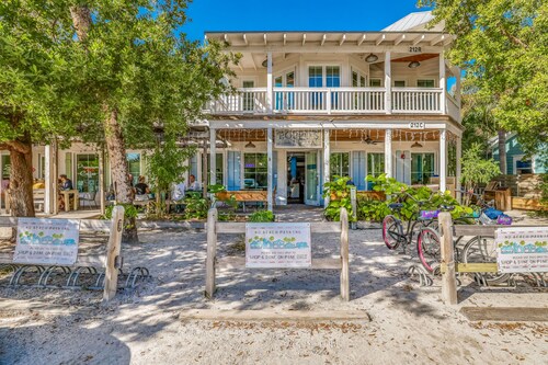 Beautiful Guest House Near the Beach with Private Pool!