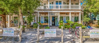 Beautiful Guest House Near the Beach with Private Pool!