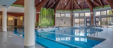 Una piscina techada, una piscina climatizada