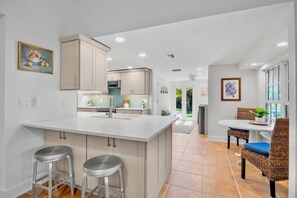 Frigorífic, microones, forn i placa de cuina 