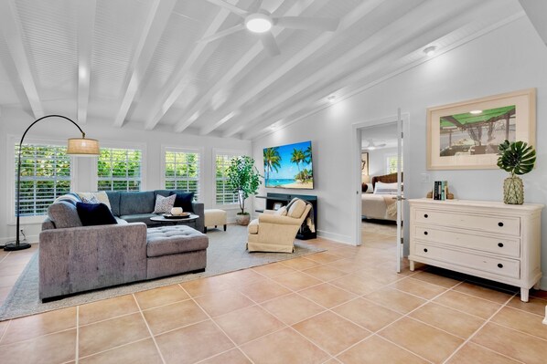 Een televisie en een kantoor