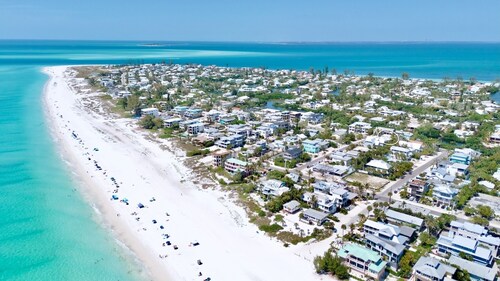 Beautiful North-End Home! Pool with In-ground Spa, Shuffleboard, Near Beach and