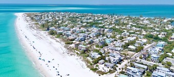 Beautiful North-End Home! Pool with In-ground Spa, Shuffleboard, Near Beach and