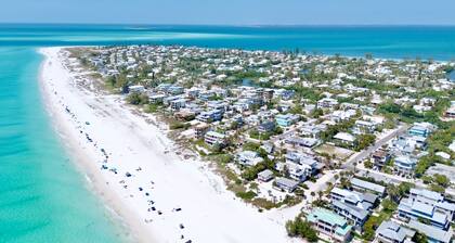 Beautiful North-End Home! Pool with In-ground Spa, Shuffleboard, Near Beach and