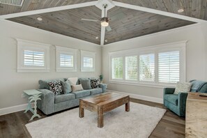 Smart-TV, Tischfußball, Arbeitsbereiche