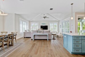 Smart-TV, Tischfußball, Arbeitsbereiche