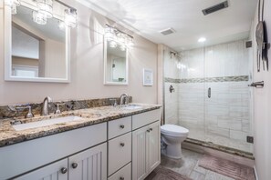 Hair dryer, towels - Gulf View Condo! Lanai, Pool & Beach Access! (Bradenton Beach)