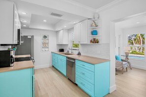 Fridge, microwave, oven, stovetop - AMI Stay! Family-Friendly Home with Pool, Twin Room and Garden Views (Anna Maria)