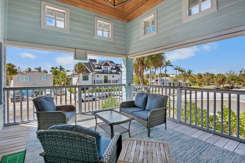Beautiful Condo on Pine Ave, 2 Blocks to Beach