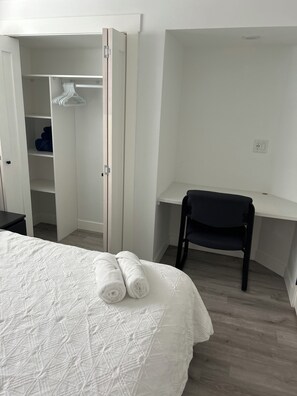 2 habitaciones, escritorio y tabla de planchar con plancha
