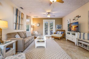 Een televisie, een videogameconsole, een tafeltennistafel en boeken