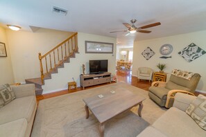 Smart TV, offices - 6 minutes to Beach! Screened-in and Heated Pool! - Seahorse Cove (Holmes Beach)