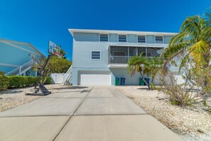 Exterior - 6 minutes to Beach! Screened-in and Heated Pool! - Seahorse Cove (Holmes Beach)