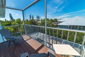 Property grounds - 6 minutes to Beach! Screened-in and Heated Pool! - Seahorse Cove (Holmes Beach)