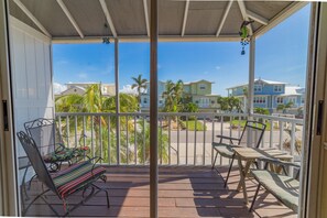 Interior - 6 minutes to Beach! Screened-in and Heated Pool! - Seahorse Cove (Holmes Beach)
