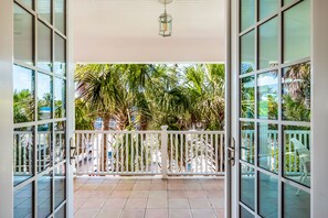 Terrace/patio - Cozy Pine Ave Cottage Near Beach (Anna Maria)