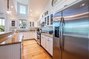 Fridge, microwave, oven, stovetop - Cozy Pine Ave Cottage Near Beach (Anna Maria)