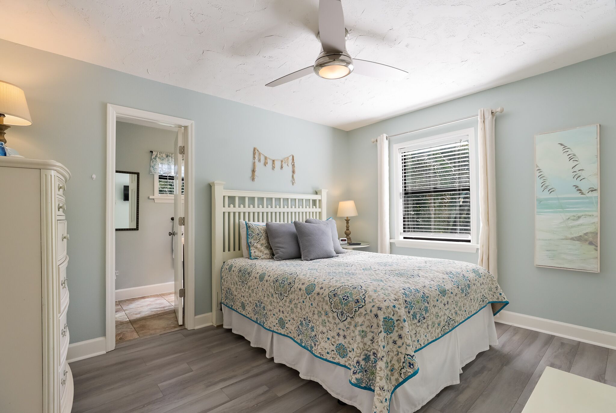 3 slaapkamers, een strijkplank/strijkijzer, gratis wifi, beddengoed