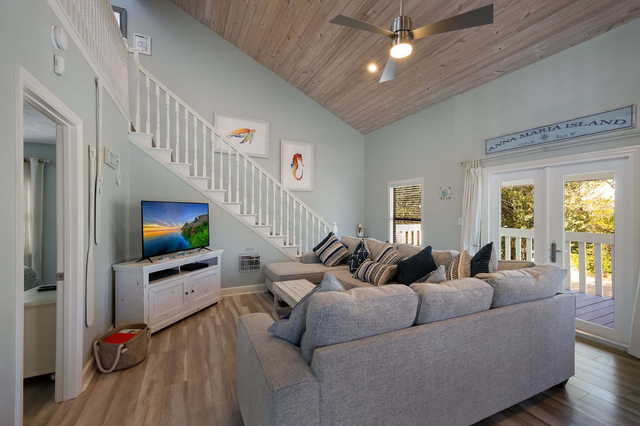 Fernseher, Tischtennisplatte, Arbeitsbereiche