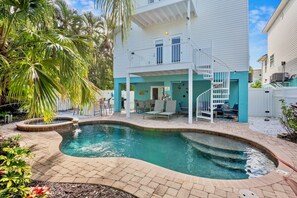 A heated pool - Holmes Beach Vacation Home with Pool, Ping Pong, and Tiki Bar! 6 minutes to Beac (Holmes Beach)