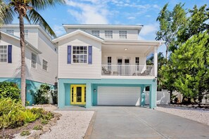Exterior - Holmes Beach Vacation Home with Pool, Ping Pong, and Tiki Bar! 6 minutes to Beac (Holmes Beach)