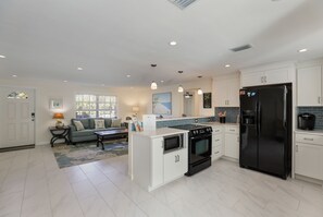 Kylskåp, mikrovågsugn, ugn och spishäll